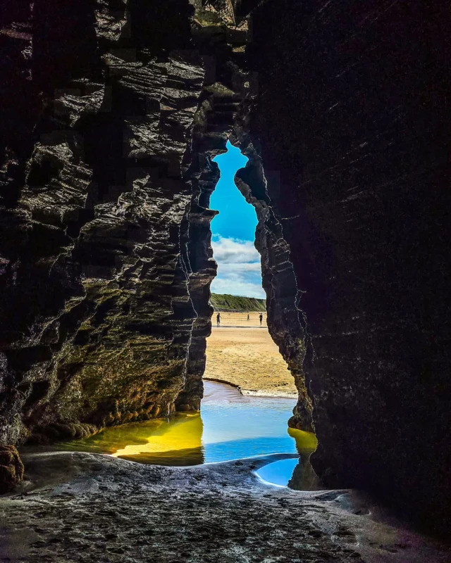 There's a crack in everything, that's how the light gets in. The Grand Cave, Ballybunnion, Co. Kerry
.
.
.
.
.
.
.
.
.
#ballybunion #ballybunionbeach #kerry #bluesky #WildAtlanticWay #cave #reflection